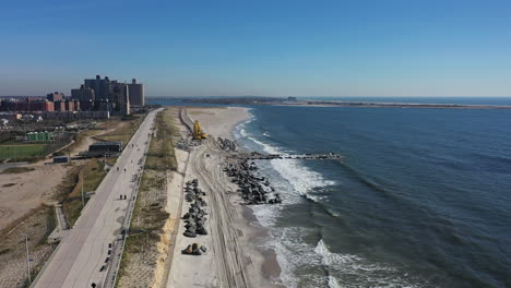 Eine-Luftaufnahme-über-Den-Strand-In-Far-Rockaway,-New-York