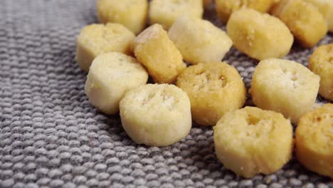 pequeños croutones redondos en un pañuelo de yute áspero