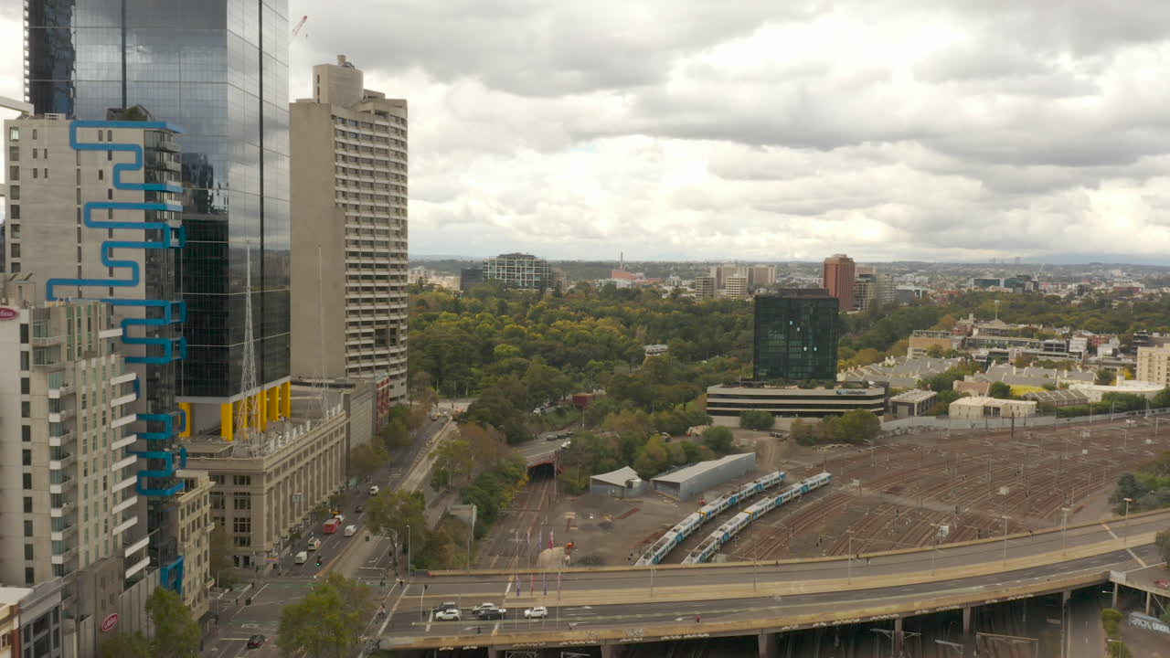tren acercándose a la estación de flinders street mirando hacia melbourne sport profético
