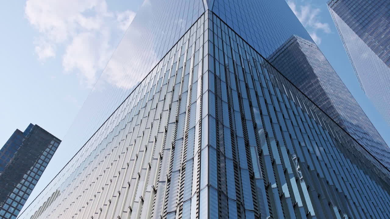 뉴욕 의 상징적 인 명소 인 리버티 타워 초고층 빌딩 의 위쪽 을 드러낸다