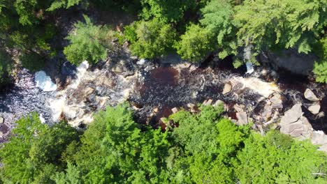 Luftaufnahme-Von-Süßwasser,-Das-Einen-Natürlichen-Gebirgsbach-Hinunterfließt