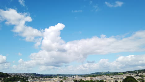 toma del horizonte de la ciudad de bath desde el mirador de la ladera en un soleado día de verano desvaneciéndose desde el cielo azul con nubes blancas esponjosas