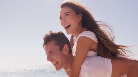 una pareja divirtiéndose juntos.