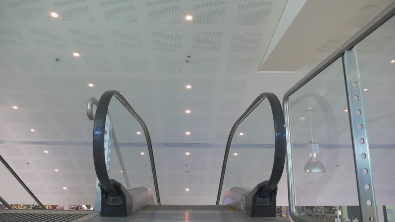 배경에 천장에 있는 불빛과 함께 에스컬레이터의 꼭대기