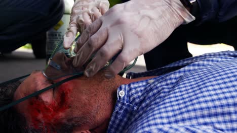 técnico médico de emergencia posando una máscara de oxígeno