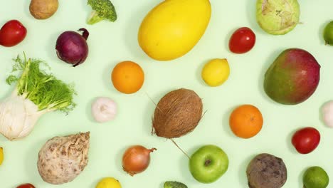 movimiento creativo de frutas y verduras patrón en fondo verde claro. detener el movimiento