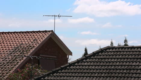 Australische-Vorstadtzersiedelung-An-Einem-Sommernachmittag-Mit-Rollenden-Weißen-Wolken-über-Ihnen