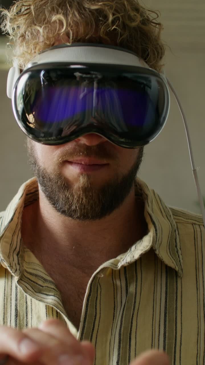 hombre experimentando la realidad virtual