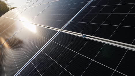 el sol se refleja en la superficie de los paneles solares
