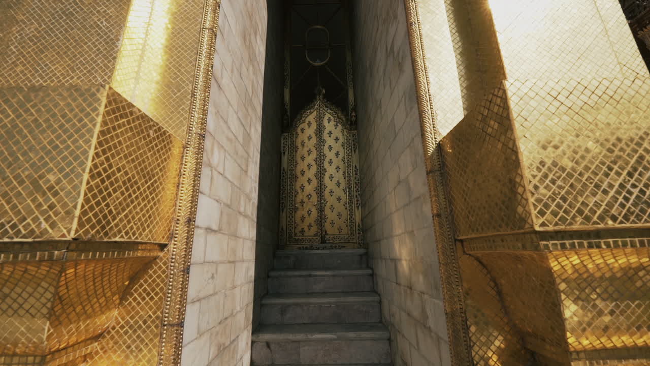 fue construido al estilo de sri lanka consagrando las cenizas del buda