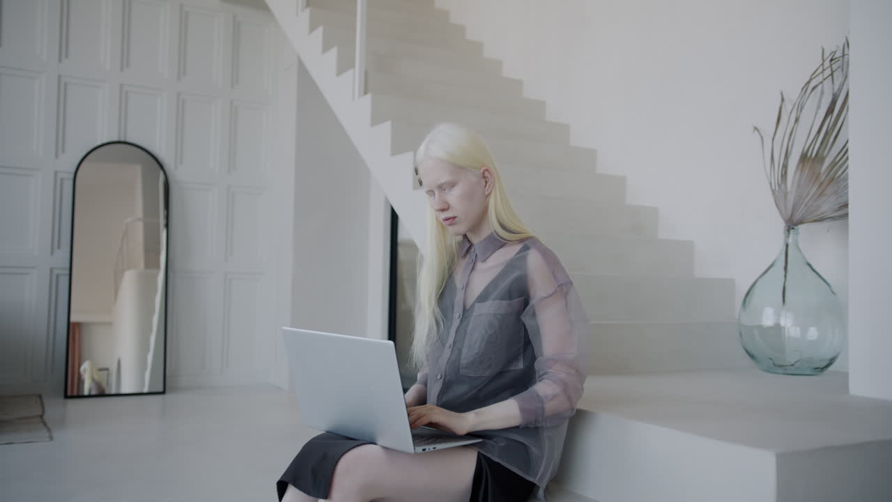 집에서 노트북에서 일하는 여자