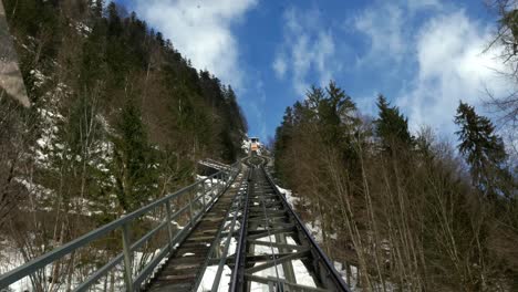 tomar un ascensor con funicular para escalar una montaña en hallstatt austria