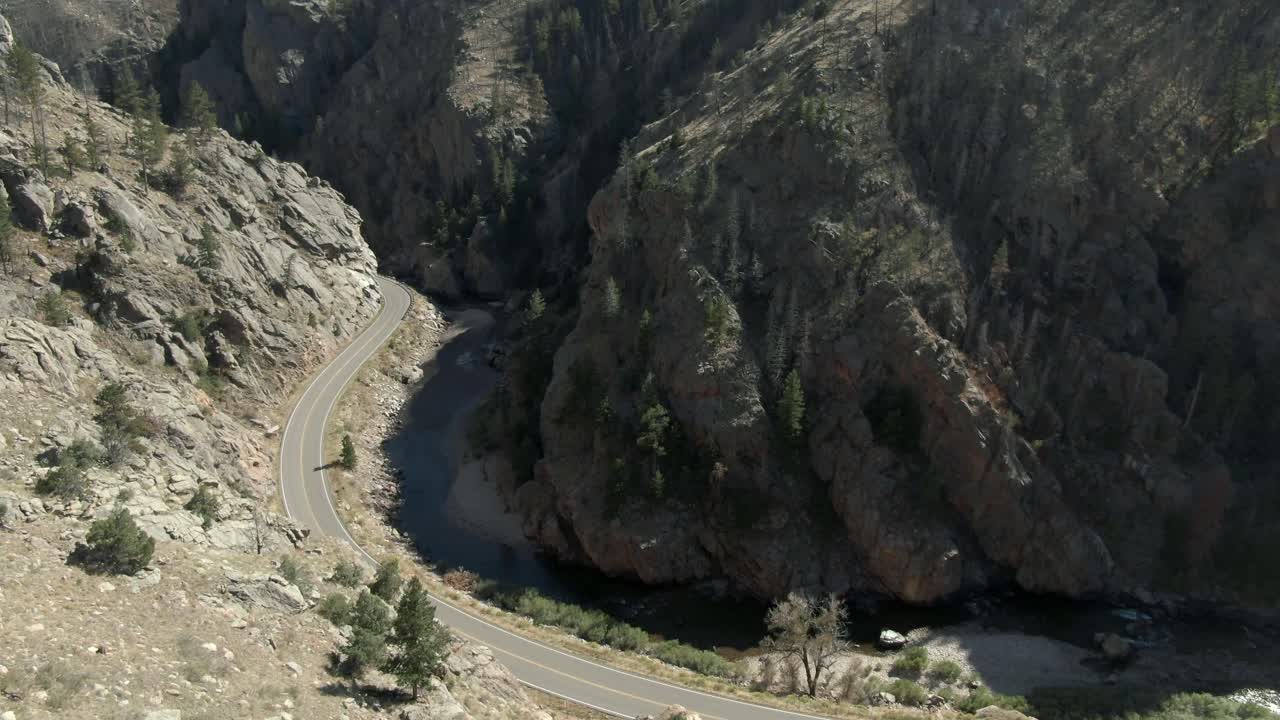 antena sobre carretera vacía en el cañón junto al río en colorado