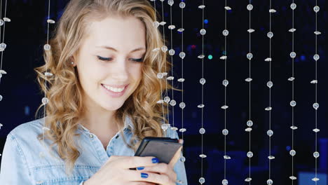 mujer joven hablando por teléfono sonriendo y coqueteando 1