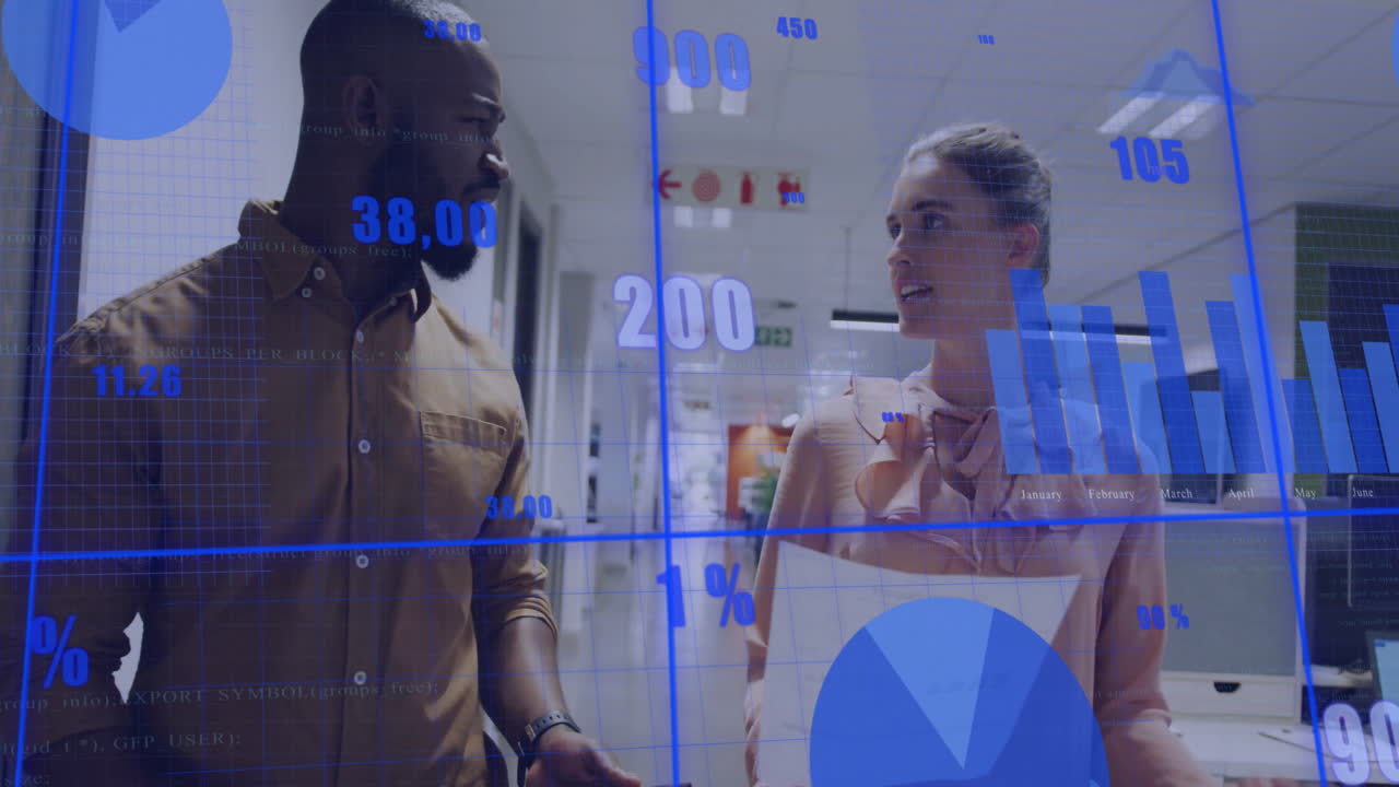 animación del procesamiento de datos y diagramas sobre diversos colegas discutiendo el trabajo
