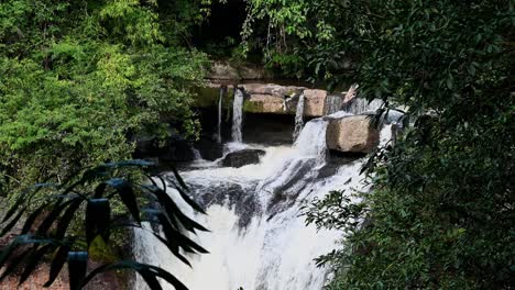 Un-Alejamiento-De-Una-Captura-Más-Amplia-De-Esta-Majestuosa-Cascada-De-Heo-Suwat,-Tailandia