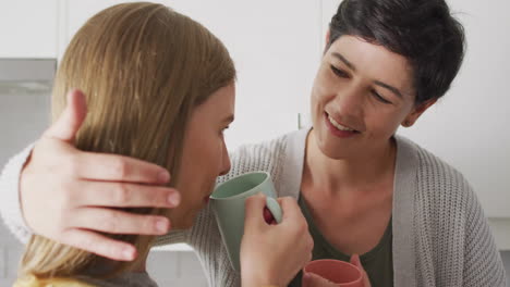 Animación-De-Los-Anillos-Del-Arco-Iris-Del-Orgullo-Sobre-Una-Romántica-Lesbiana-Caucásica-Tomando-Café-En-Casa