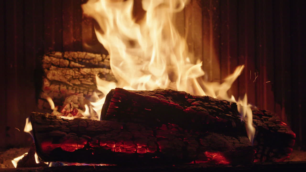 불타는 나무를 가진 아한 벽난로