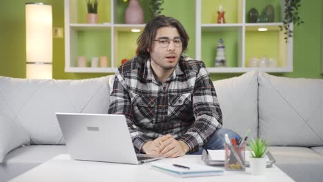 un joven frustrado y enojado.