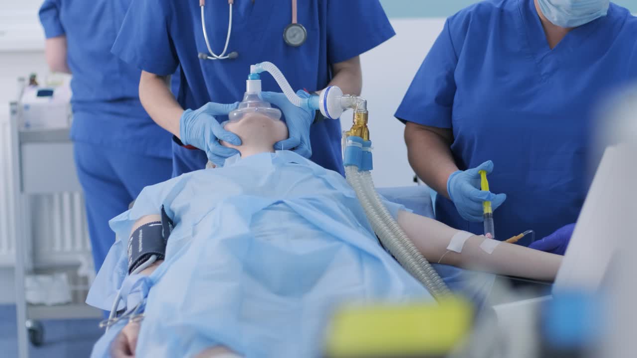 간호사는 수술을 위해 여성 환자를 준비하고, 환자를 마취에 넣고, 산소 마스크를 조절합니다. 간호사는 정맥 내 카테터를 투여합니다. 수술. 마취.