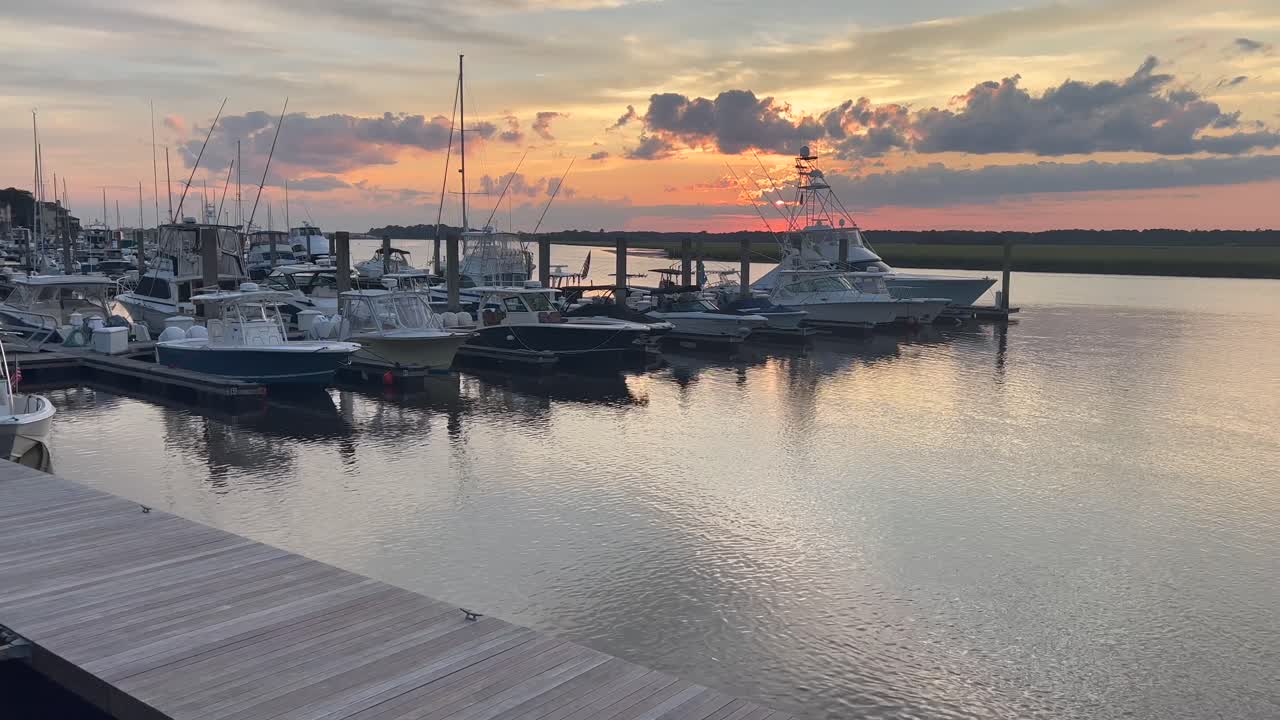 puesta de sol en bohicket marina en kiawah y seabrook island carolina del sur