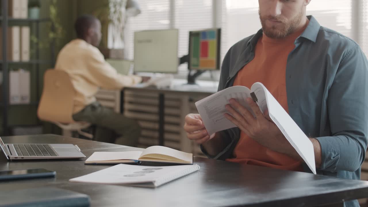 empresario analizando documentos financieros en la oficina