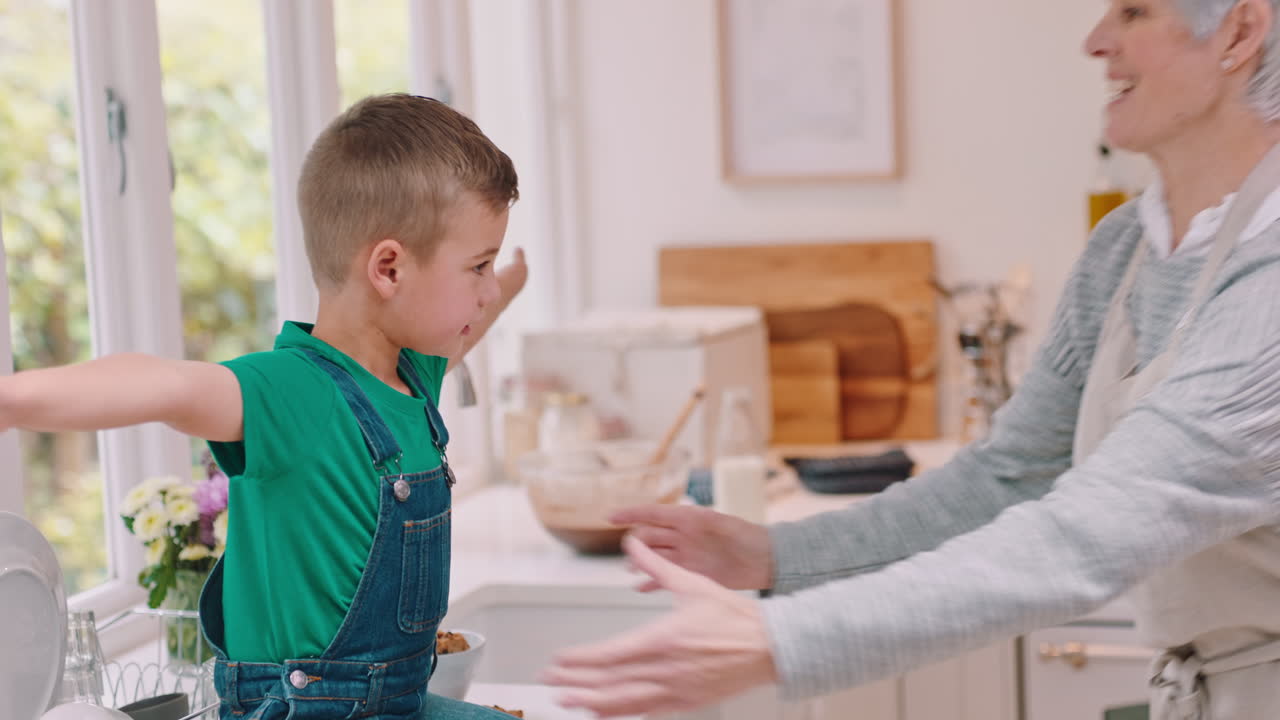 abuela, hijo y abrazo por amor
