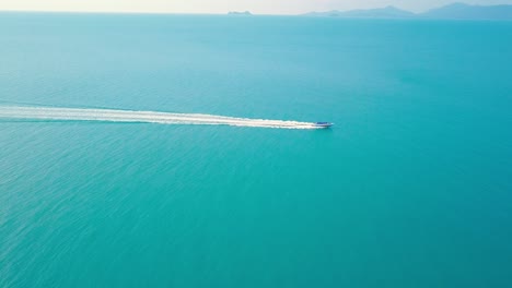 Vista-Aérea-De-Barco-De-Lujo,-Yate-De-Lujo-Moviéndose-Rápido-En-El-Mar-Azul