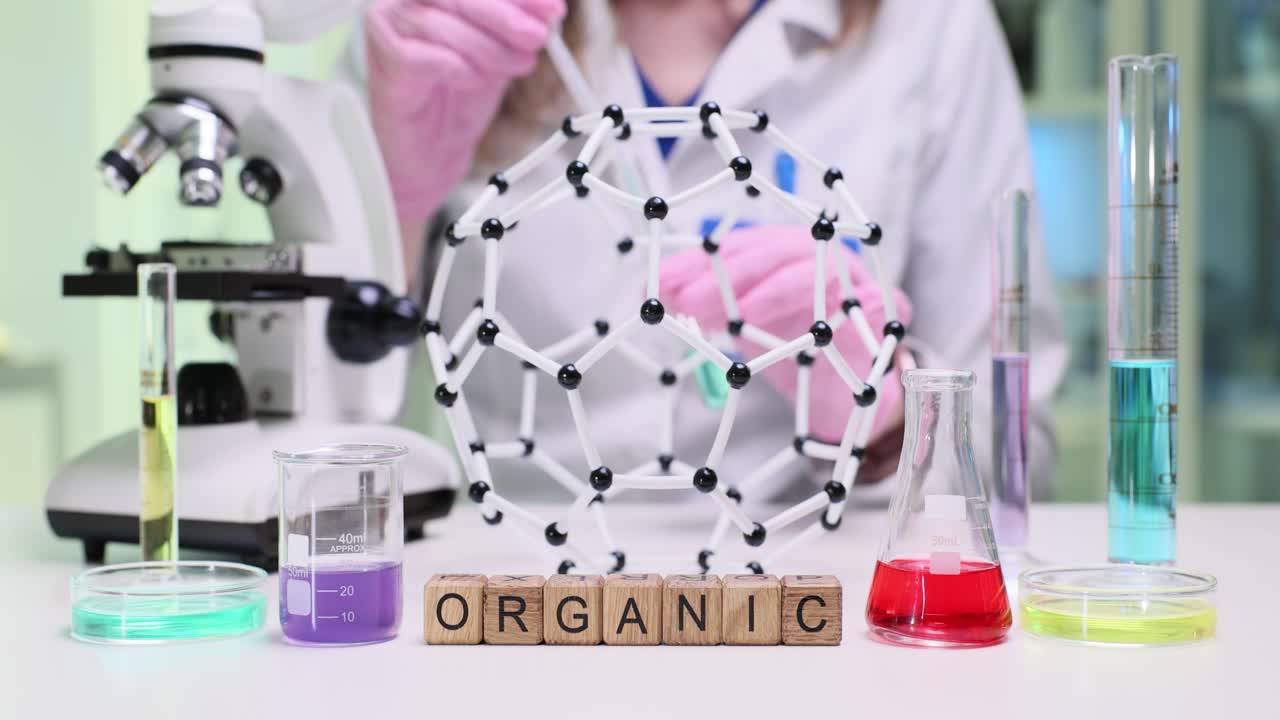Un ricercatore usa una pipetta per trasferire liquido in una provetta.