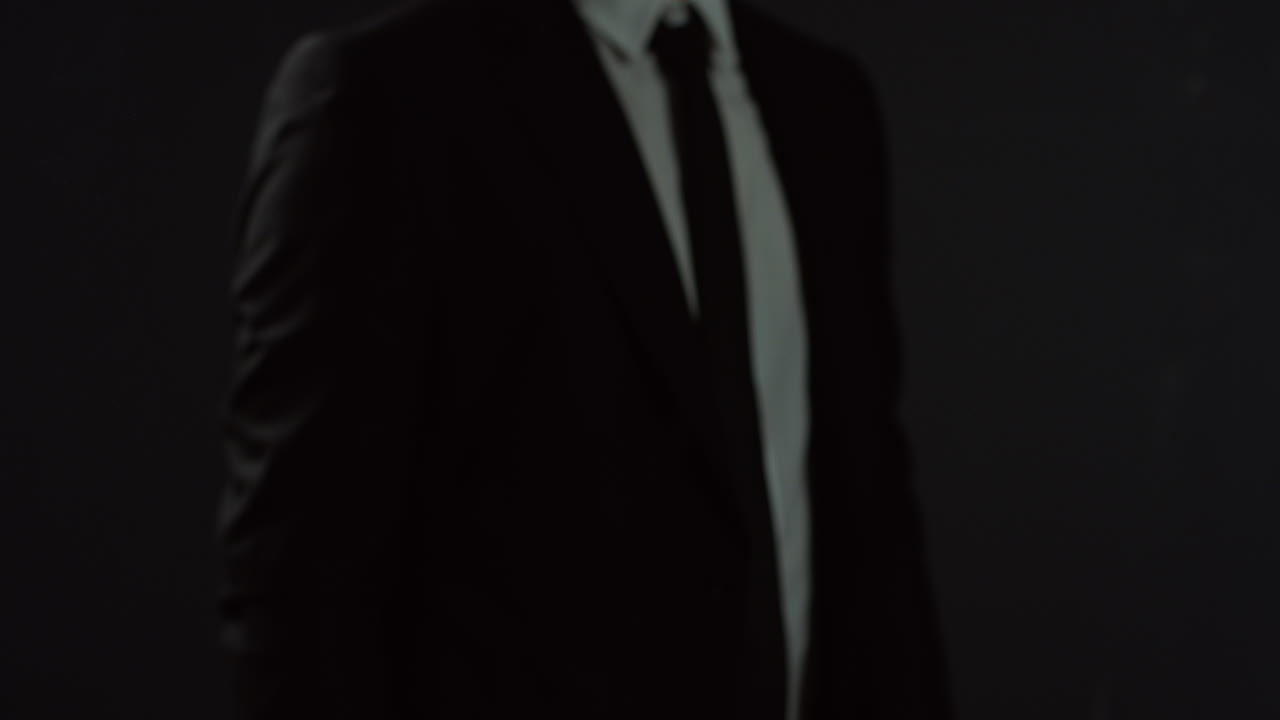 알아볼 수 없는 아라비아 사업가가 정장을 입고 넥타이를 매고 손바닥에 뭔가 있는 것처럼 그의 앞에 손을 잡고 있다