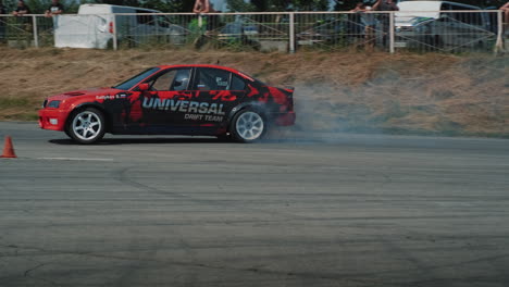 bmw rojo a la deriva en la vía