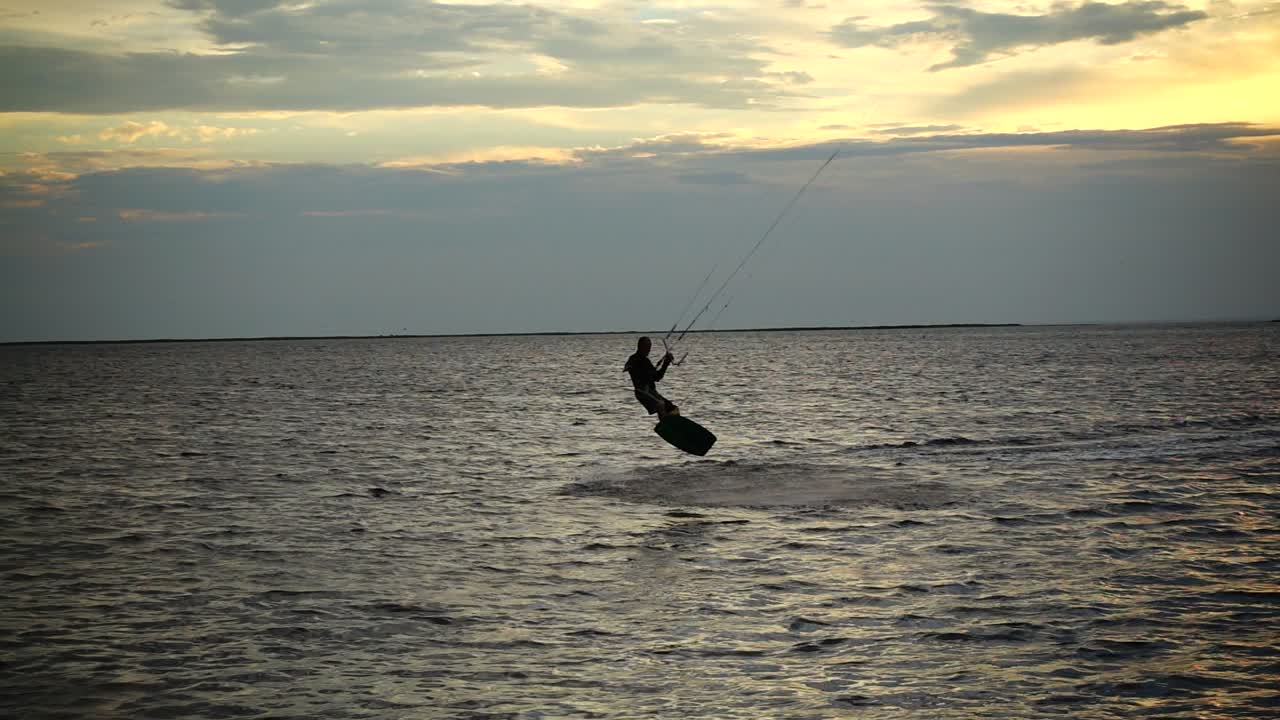 Kitesurf. Slow motion. Tramonto sul mare. Sport