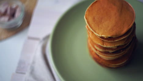 Amerikanische-Pfannkuchen-Auf-Dem-Teller.-Hoher-Stapel-Pfannkuchen-Zum-Frühstück-Am-Morgen-Gebacken