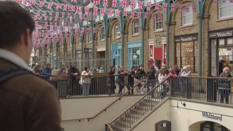 Cafés-Y-Tiendas-En-El-Mercado-De-Covent-Garden-Con-Turistas-En-Londres,-Reino-Unido-1