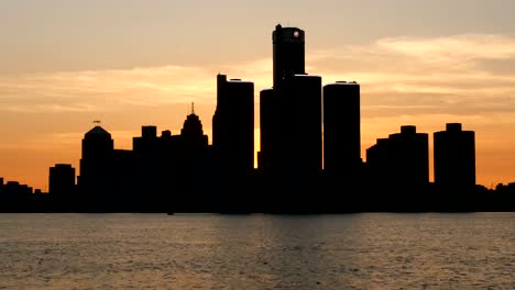 zeitraffer der skyline von detroit bei sonnenuntergang