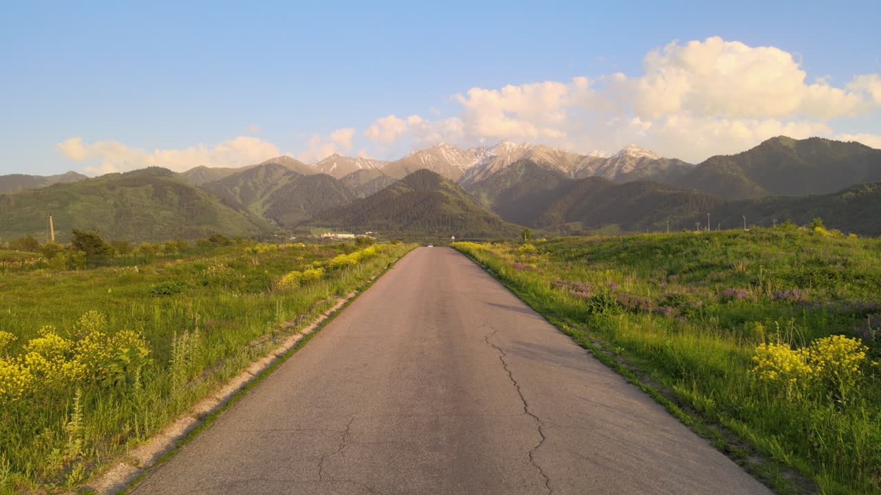 vista della strada in montagna
