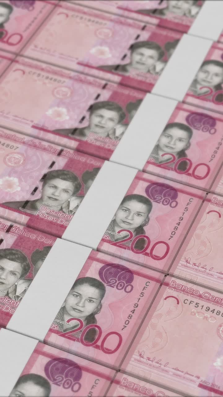 Video verticale di banconote da 200 PESO DOMINICANO stampate da una pressa per denaro