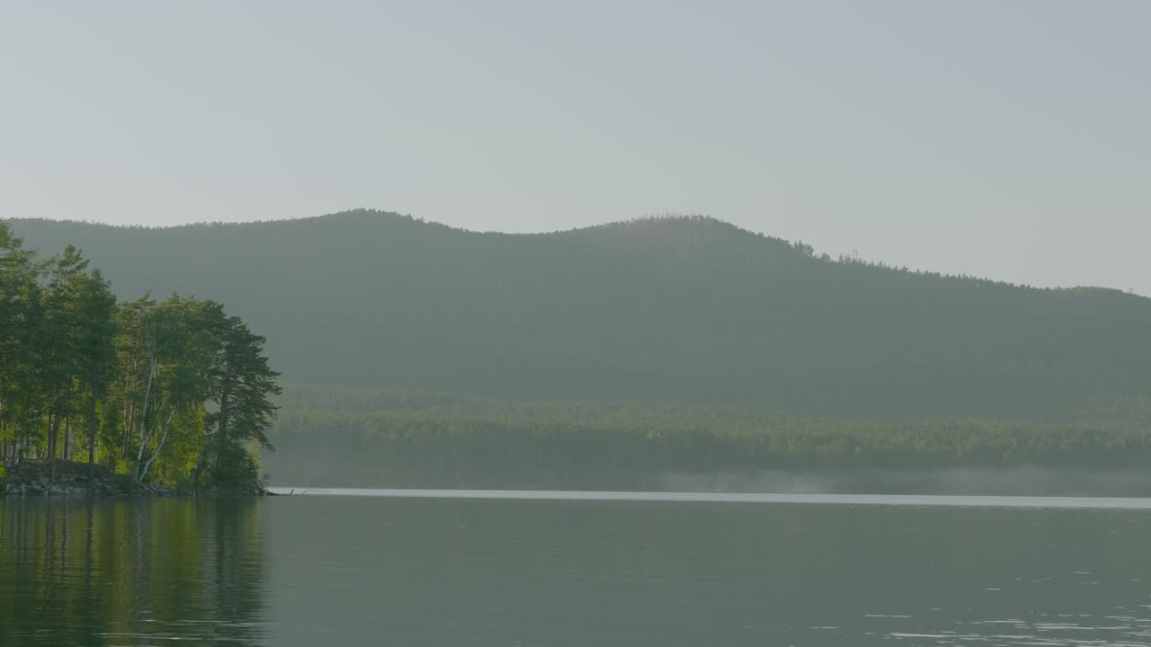 호수 근처 의 안개 가 가득 한 아침 풍경