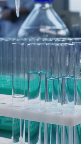 experimento de laboratorio con tubos de ensayo y pipeta