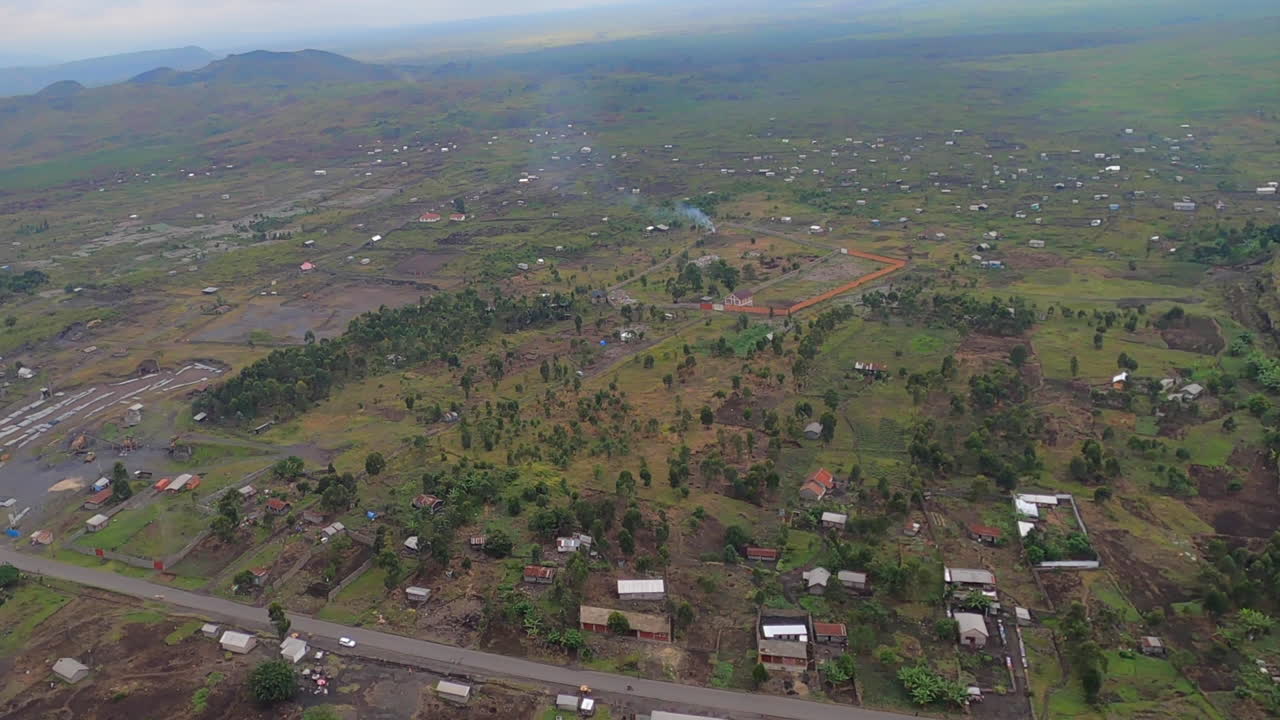 los pueblos salpican el paisaje verde en vuelo al oeste de la ciudad de goma áfrica de la rdc
