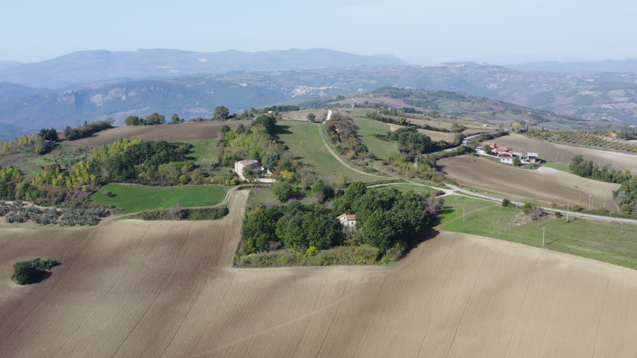 amplia toma aérea de un tratturo medieval en molise en italia