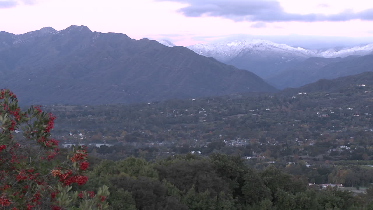 panorámica lenta del amanecer en las montañas nevadas de santa ynez sobre ojai california