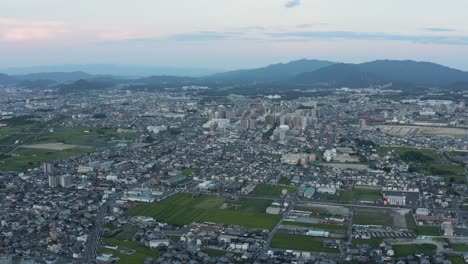 vista aérea de la ciudad de kusatsu en la prefectura de shiga, amplia vista de los barrios