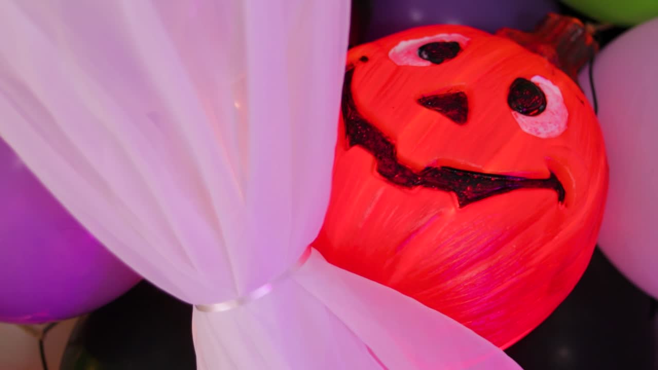 decoración de globos y linternas de halloween para la celebración de la fiesta en casa