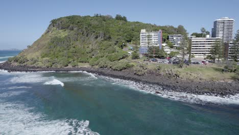 Malerische-Landschaft-Des-Burleigh-Heads-Nationalparks-In-Queensland,-Australien---Drohnenaufnahme-Aus-Der-Luft