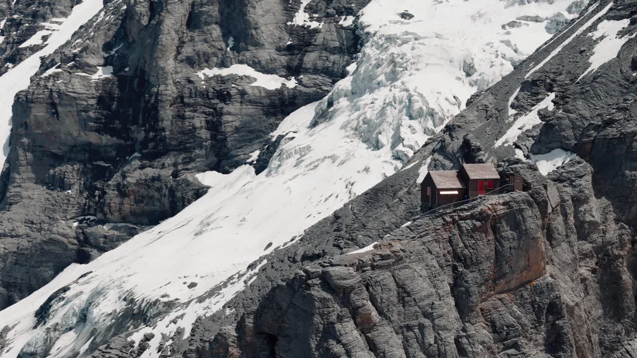 aproximación en círculo rápido a la cabaña alpina con valles verdes de los alpes suizos