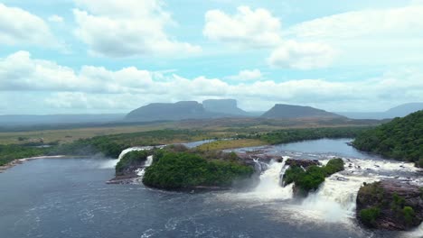 La-Laguna-De-Canaima,-Con-Sus-Aguas-Serenas-Y-Su-Telón-De-Fondo-De-Majestuosas-Cascadas,-Ofrece-Un-Escape-Pintoresco-Y-Tranquilo-En-Canaima.