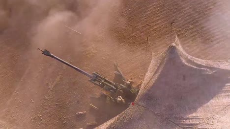 antena de soldados disparando artillería pesada en el campo de batalla 2