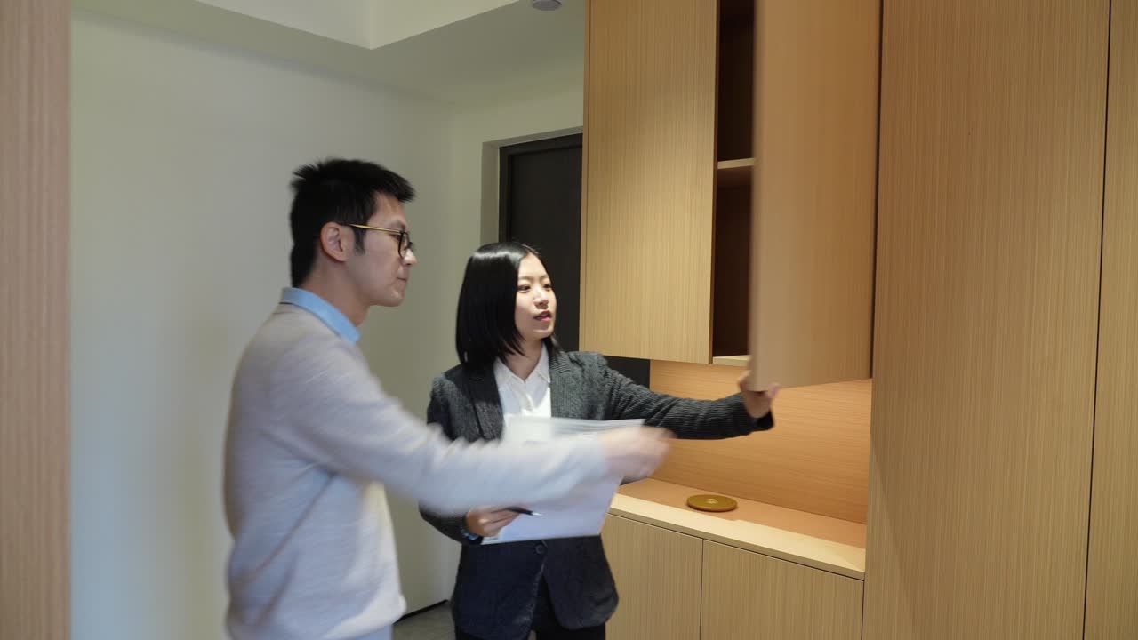 클라이언트를 위해 집을 보여주는 부동산 대리인