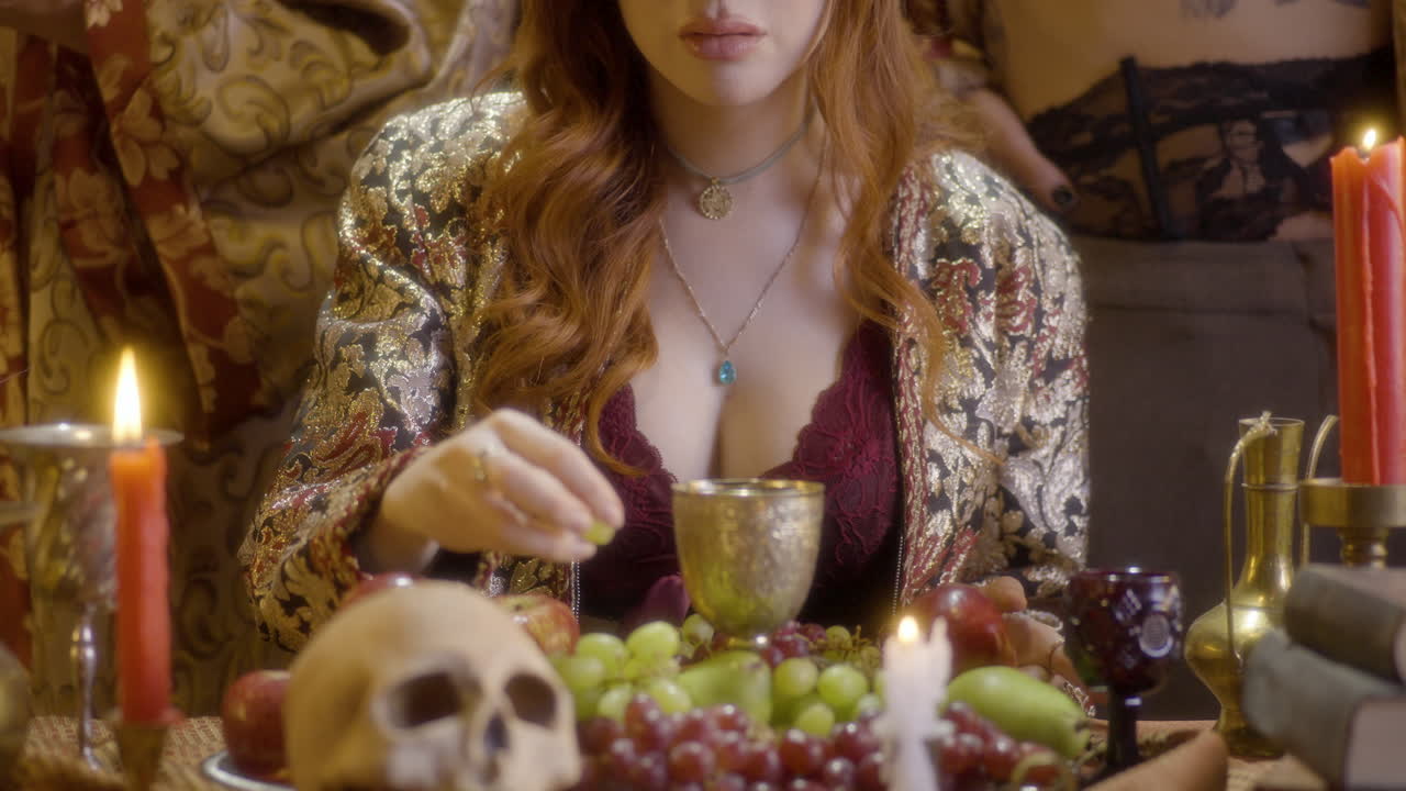 momentos místicos: bruja pelirroja con corona bebiendo de un vaso